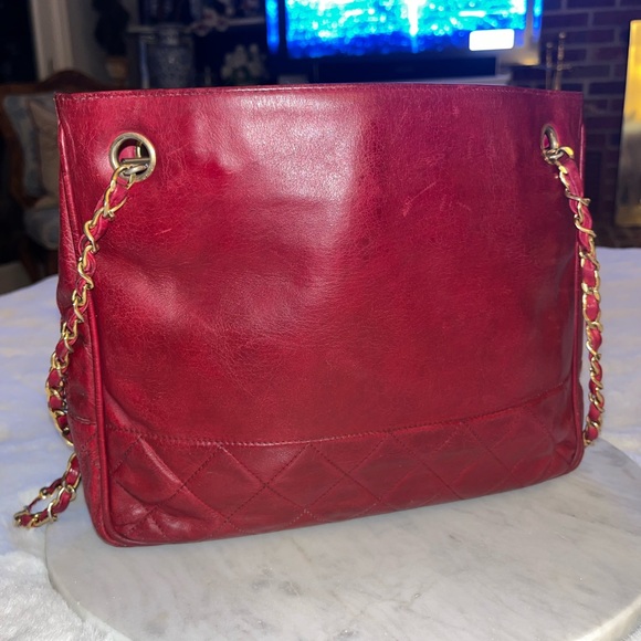 CHANEL RED LEATHER QUILTED VINTAGE SHOULDER BAG - Picture 6 of 17